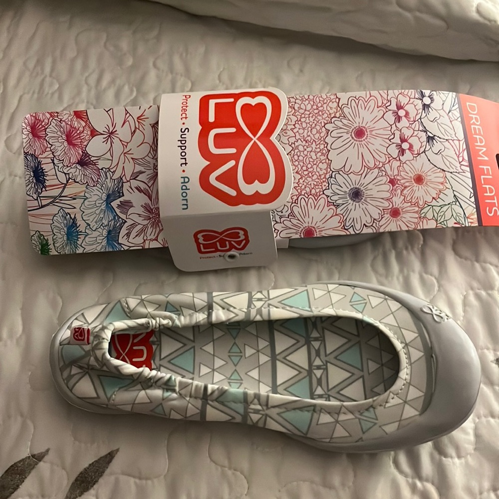 1/$10 or 2/$15 LUV DREAM FLATS Aztec Grey Euro size 30 (12/13)